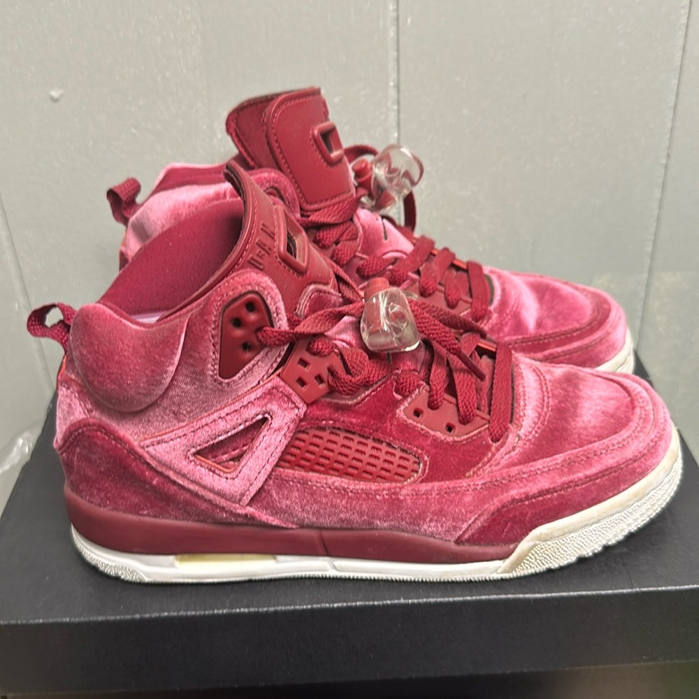 Velvet pink air Jordan’s youth size 6. Fits women size 7/7.5